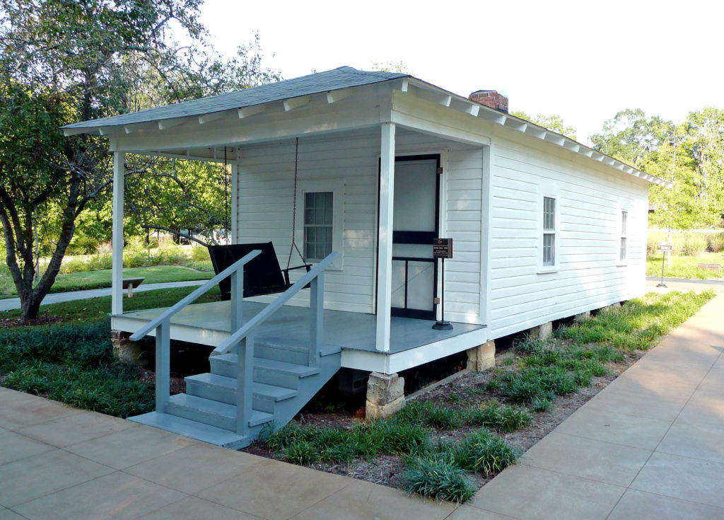 The shotgun house in Tupelo, Mississippi in which Elvis Presley was born. By Markuskun at English Wikipedia - Transferred from en.wikipedia to Commons., Public Domain, https://commons.wikimedia.org/w/index.php?curid=5445560